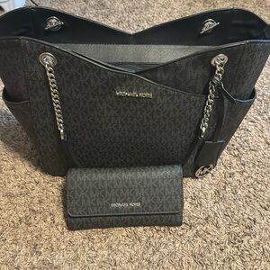 barely used! great condition! A lot of storage for all your needs.